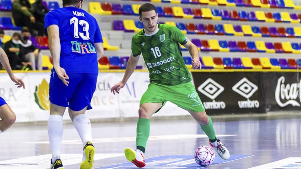 Pablo, del BeSoccer UMA Antequera, conduce el balón (Fotografía: iso100photopress)