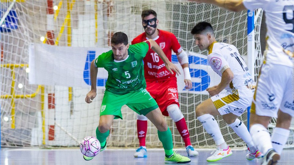 Miguel, de BeSoccer UMA Antequera, con el balón ante Chus, del Noia Portus Apostoli.