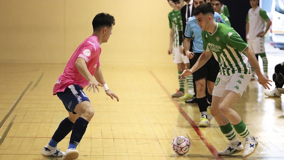 Cristian Povea, del Real Betis Futsal B, con el esférico ante un rival.