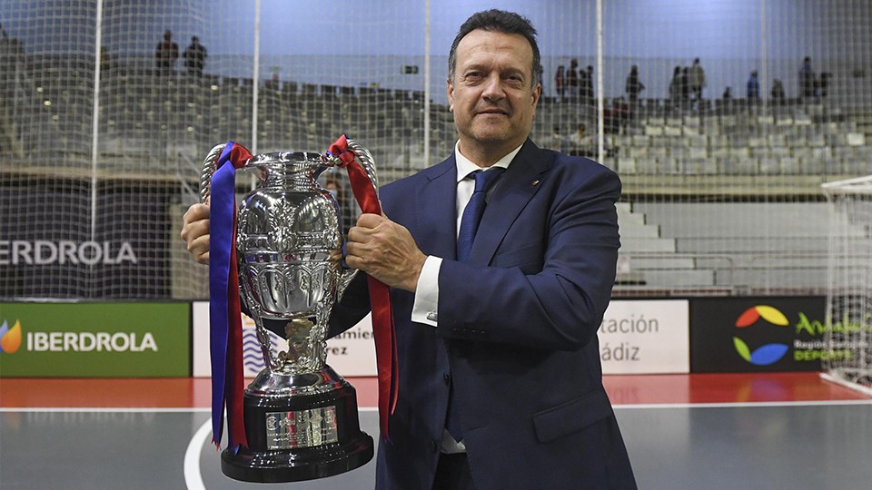 Jesús Velasco, entrenador del Barça, posa con la Supercopa de España