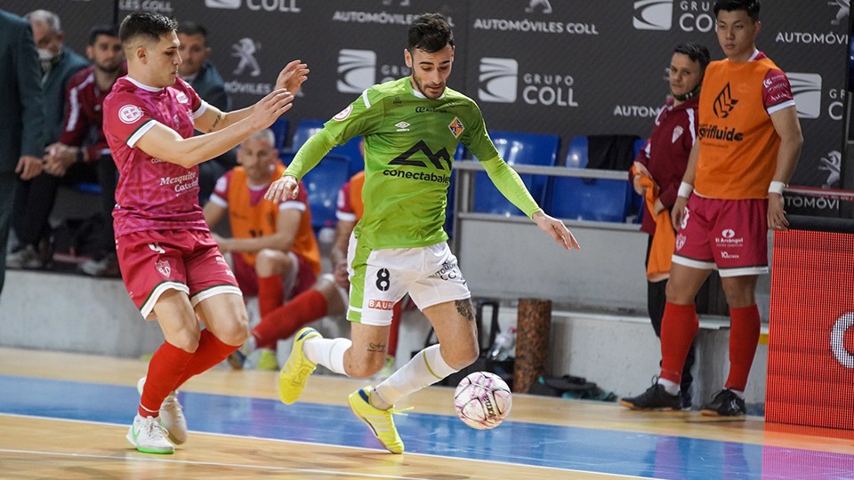 Eloy Rojas, de Palma Futsal, conduce el balón ante Álex Viana, del Córdoba Patrimonio de la Humanidad