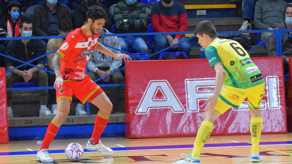 Lucão, de Jimbee Cartagena, con el balón.