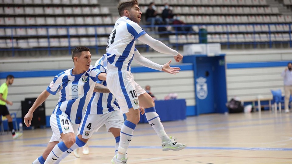 Los jugadores del CD Leganés celebran un gol