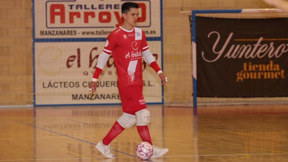 Antonio Navarro, jugador de Manzanares Quesos El Hidalgo, con el balón.