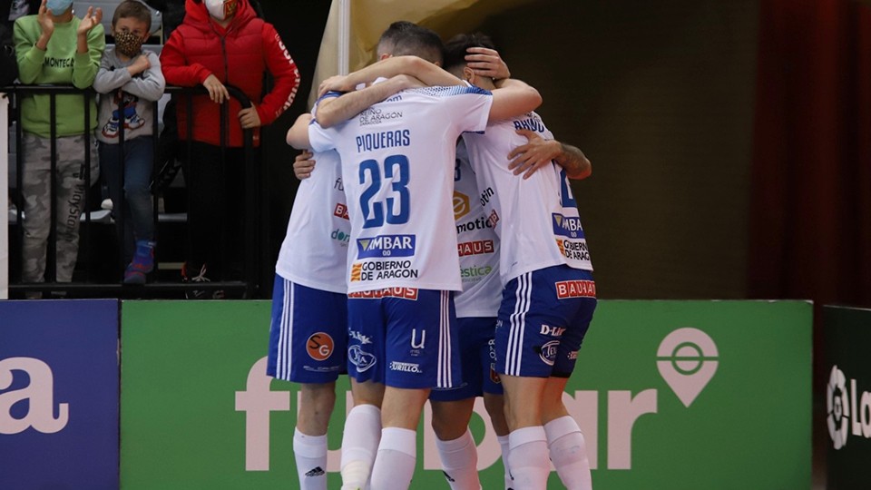 Los jugadores de Fútbol Emotion Zaragoza celebran un gol (Fotografía: Jorge Vicioso)