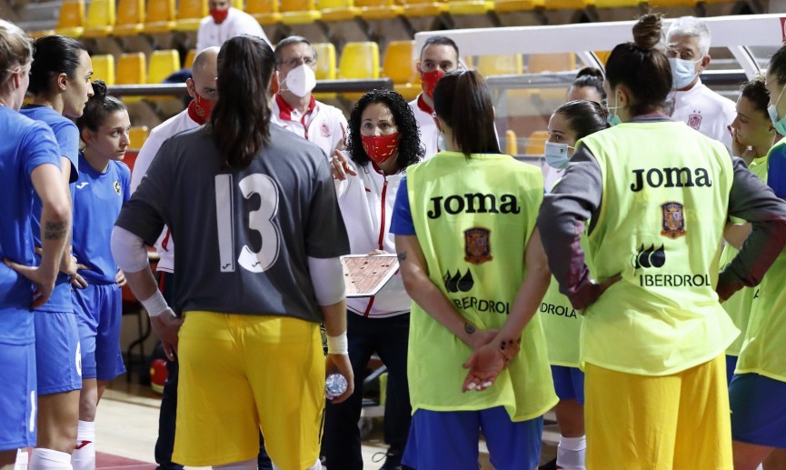 Claudia Pons dando instrucciones a sus jugadores en una concentración de la Selección española