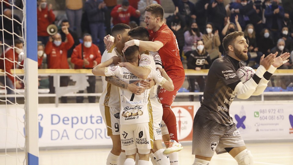 Los jugadores del Noia Portus Apostoli celebran un gol