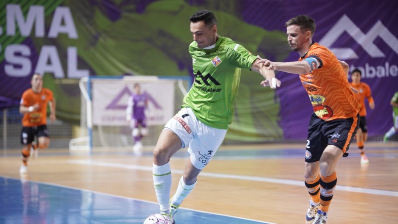 Eloy Rojas, de Palma Futsal, protege la pelota ante David, de Ribera Navarra FS