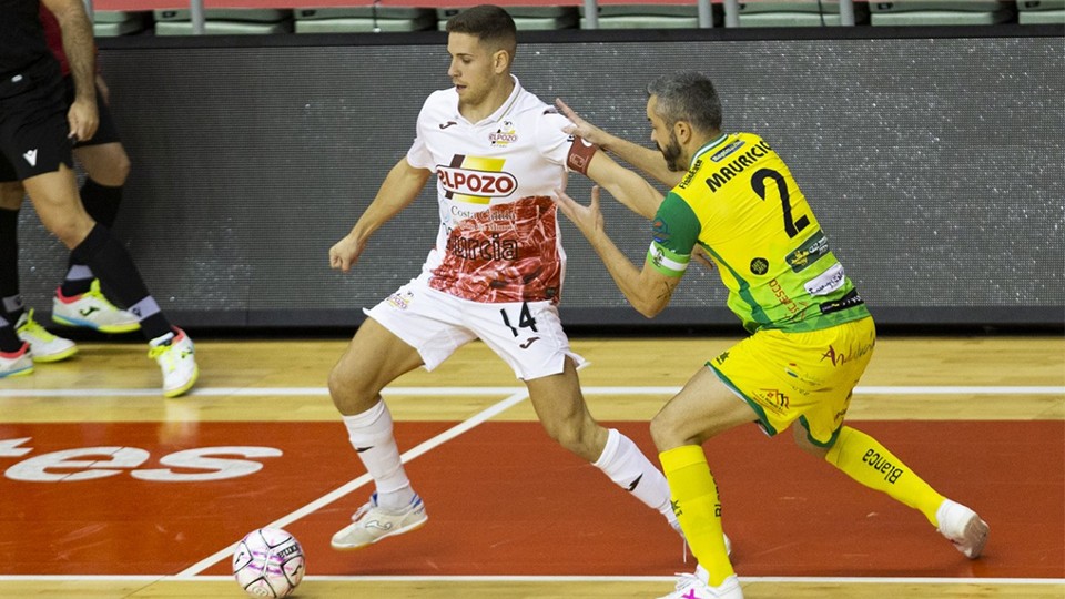 Fernando, de ElPozo Murcia Costa Cálida, conduce el balón ante Mauricio, de Jaén FS (Fotografía: Pascu Méndez)