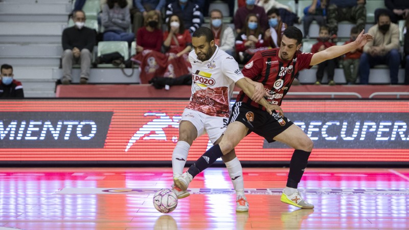 Leo Santana, de ElPozo Murcia Costa Cálida, resiste una entrada de Piqueras, de Fútbol Emotion Zaragoza