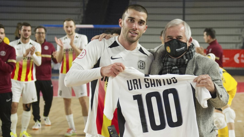 Uri Santos, de Industrias Santa Coloma, posa con Vicenç García con la camiseta conmemorativa por sus cien partidos