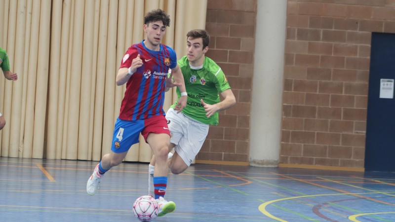Carrasco, del Barça B, conduce el balón ante la marca de Sergi, de Visit Calvià Hidrobal