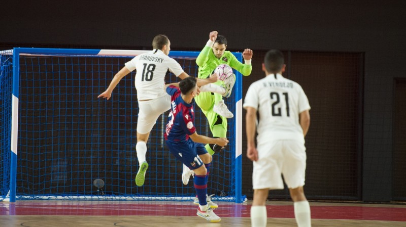 Drahovsky, de Industrias Santa Coloma, y Fede, del Levante UD FS, disputan un balón dividido