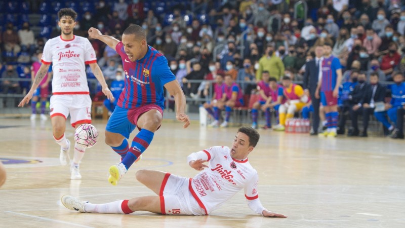 Jesús Izquierdo, del Jimbee Cartagena, roba una pelota a Ferrao, del Barça