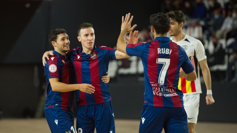 Los jugadores del Levante UD FS celebran un gol en Santa Coloma