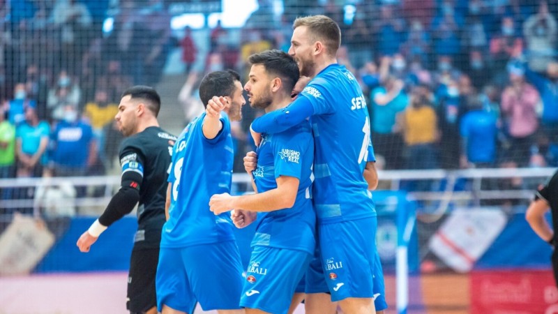 Los jugadores del Viña Albali Valdepeñas arropan a Ivi tras marcar un gol