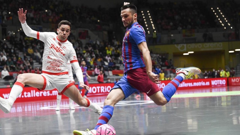 Dyego, del Barça, arma el disparo ante Jesús Izquierdo, del Jimbee Cartagena