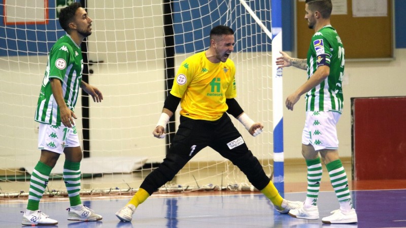 Nicolás Sarmiento, portero del Real Betis Futsal, celebra una parada junto a Joselito y Rubén Cornejo