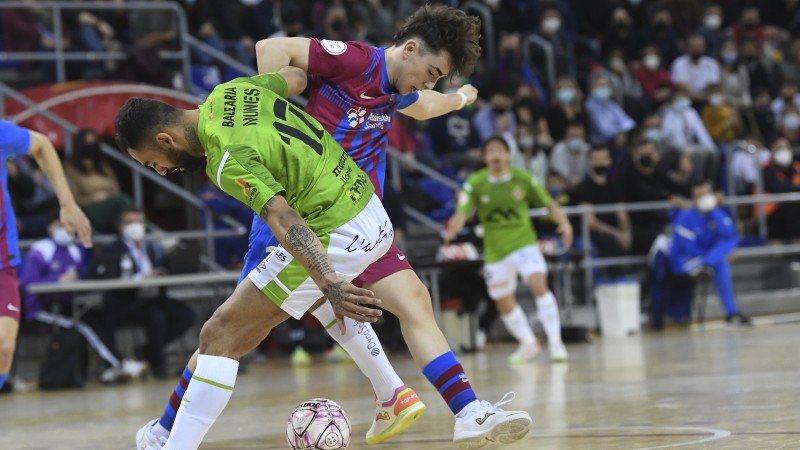 Jorge Carrasco, del Barça, encara a Diego Nunes, del Palma Futsal, el día de su debut