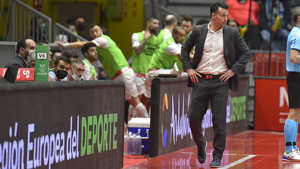 Diego Giustozzi, entrenador de ElPozo Murcia Costa Cálida, en la zona técnica.