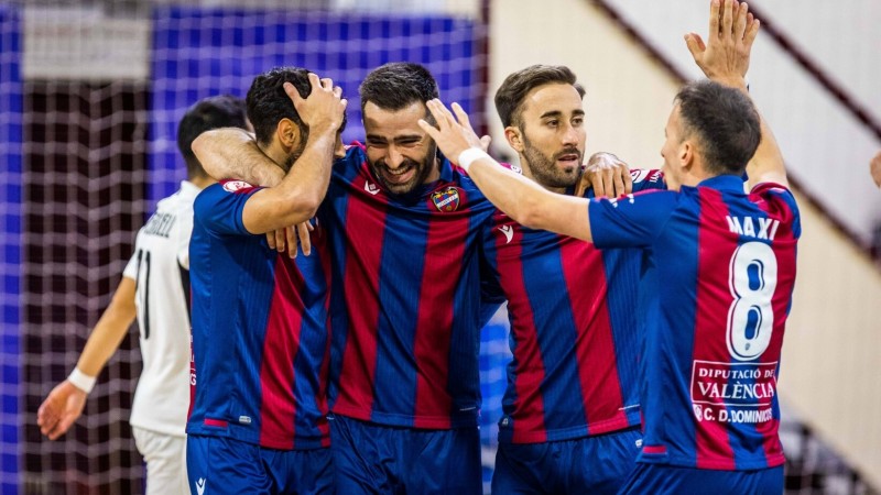 Los jugadores del Levante UD FS celebran un tanto en el Municipal de Paterna