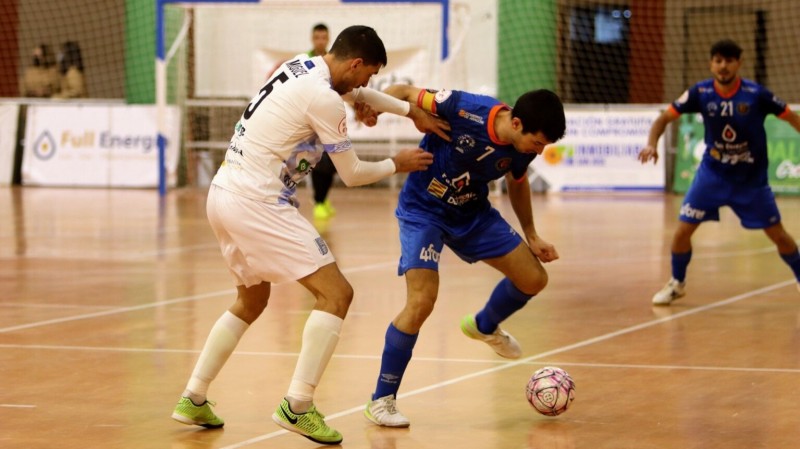 Juan Muniesa, del Full Energía Zaragoza, protege la pelota ante Miguel Conde, del BeSoccer CD UMA Antequera