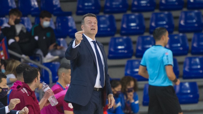 Jesús Velasco, entrenador del Barça, en el Palau Blaugrana