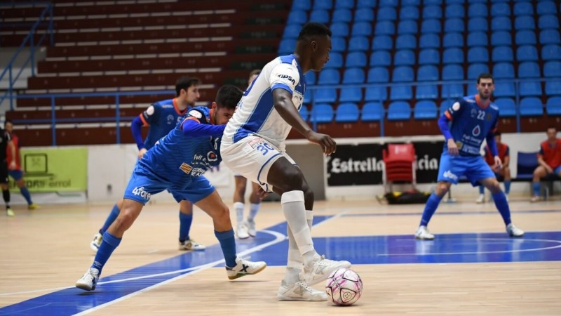 Hélder Gonçalves, de O Parrulo Ferrol, protege la pelota de Jorge Tabuenca, del Full Energía Zaragoza