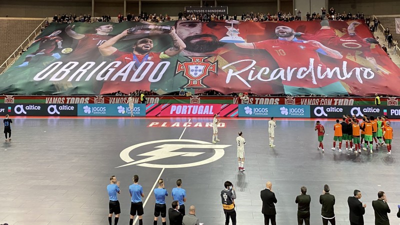 Una enorme pancarta desplegada en Gondomar sirvió para despedir a Ricardinho