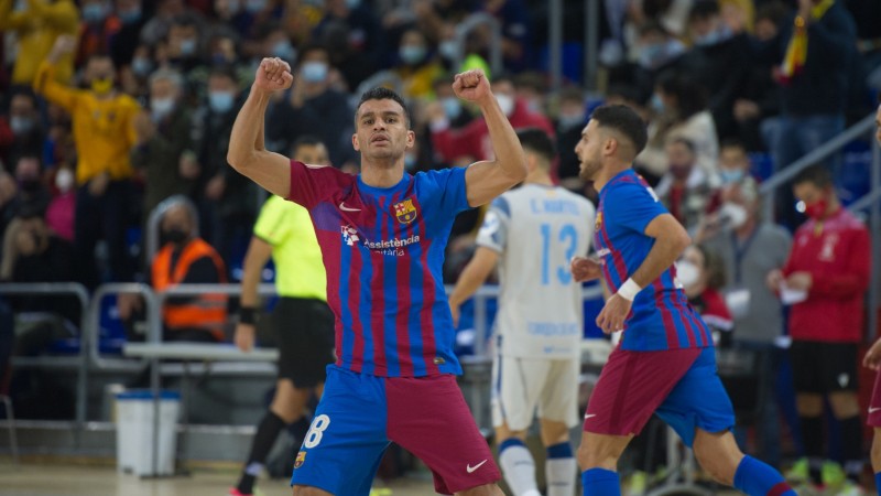 Marcenio, del Barça, festeja un gol ante la cámara