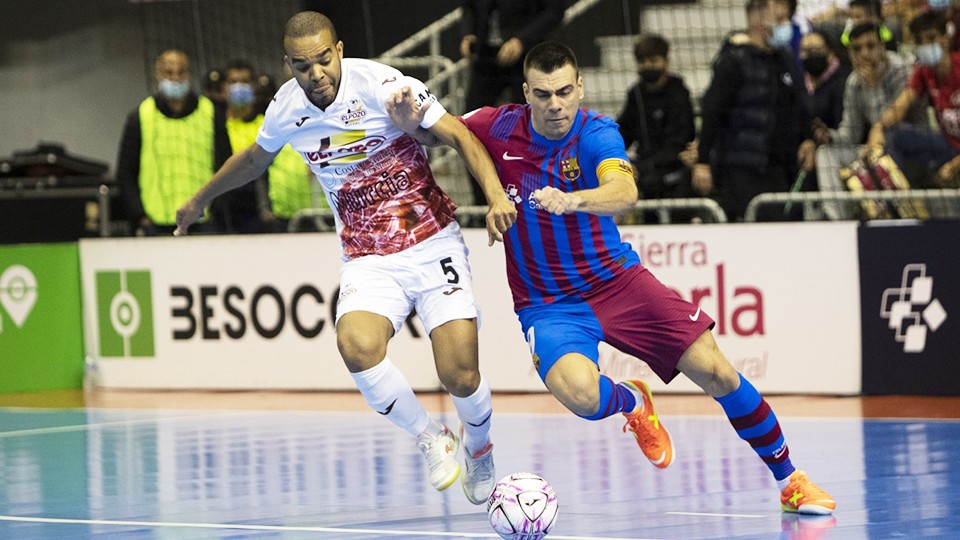 Leo Santana, de ElPozo Murcia Costa Cálida, y Sergio Lozano, del Barça, pugnan por el balón