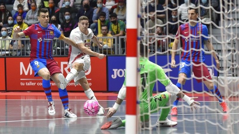 Fernando, de ElPozo Murcia Costa Cálida, dispara ante la salida de Dídac, del Barça