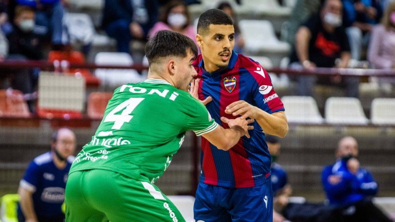 Hamza, del Levante UD FS, y Tony, del Xota FS, forcejean para ganar la posición