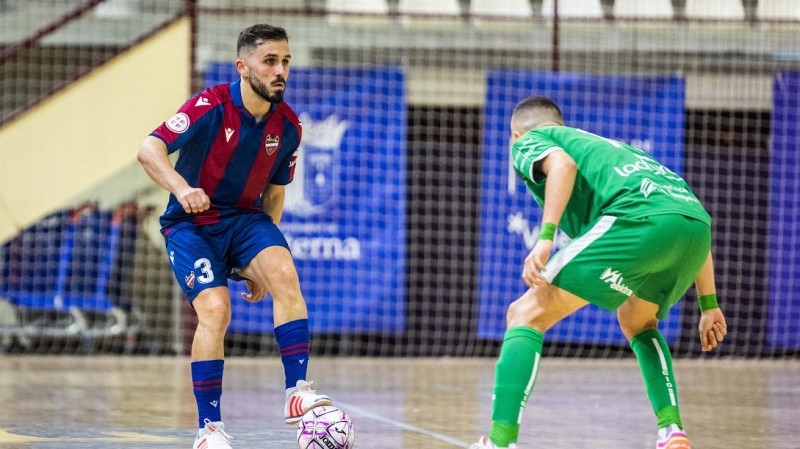 Rafa Usín, del Levante UD FS, pisa la pelota