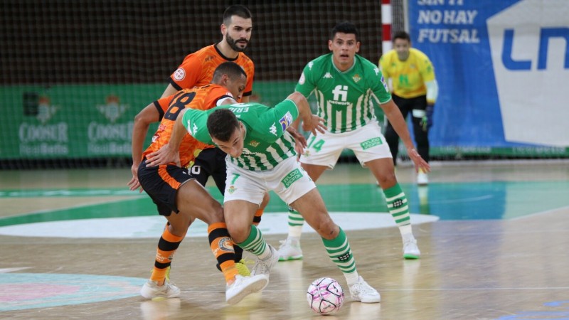 Eric Pérez, del Real Betis Futsal, pelea por llevarse la pelota ante el Ribera Navarra FS