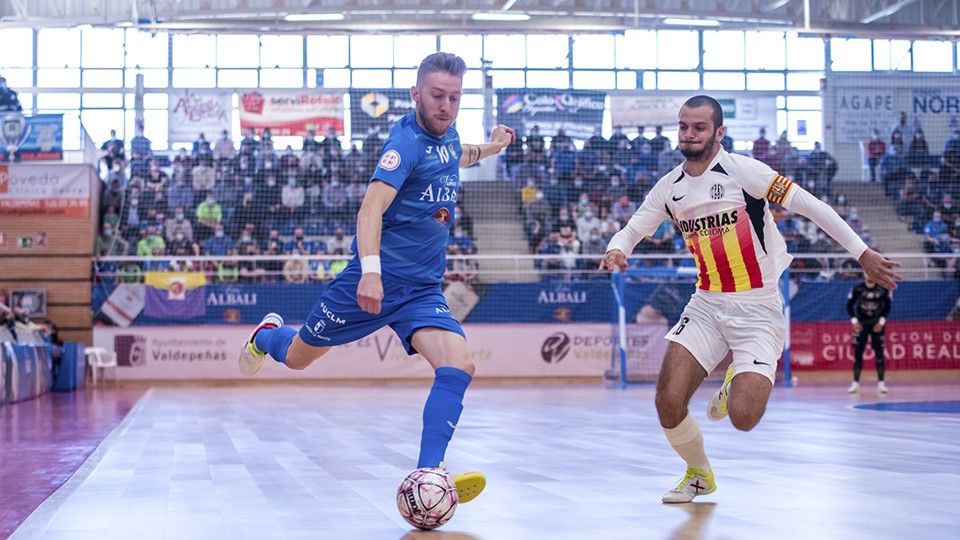 Batería, de Viña Albali Valdepeñas, intenta disparar ante la presión de David Álvarez, de Industrias Santa Coloma.