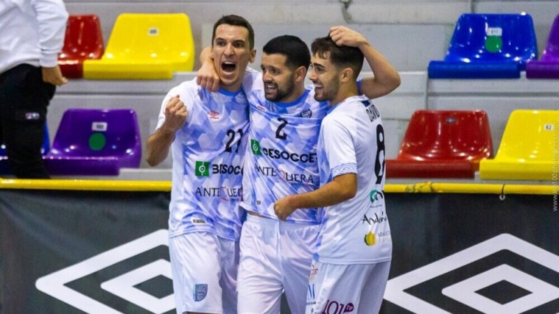 Los jugadores de BeSoccer CD UMA Antequera celebran un gol