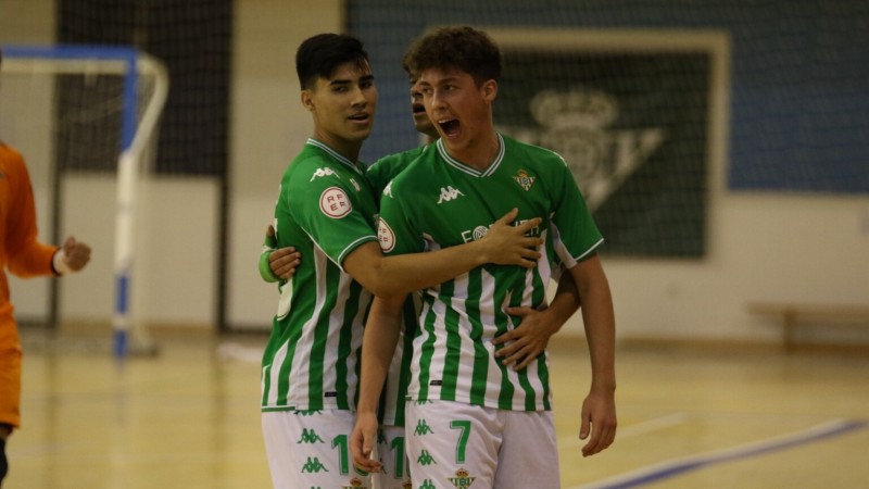 Los jugadores del Real Betis Futsal B abrazan a Guido tras marcar un gol