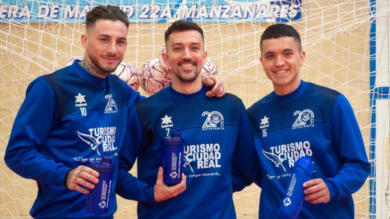 Antoñito, Manu Diz y Antonio Navarro, del Manzanares FS Quesos El Hidalgo, posan con productos de la empresa Scientiffic Nutrition