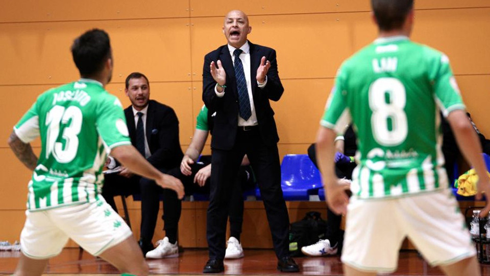 Juanito, entrenador del Real Betis Futsal, durante un partido