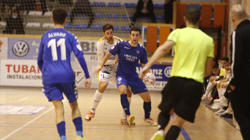 Juanan, del Real Betis Futsal B, protege la pelota ante Palmas, del Noia Portus Apostoli