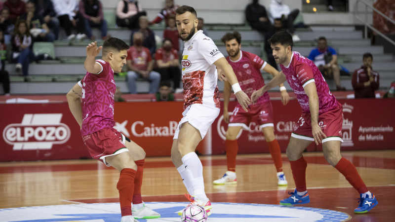 Rafa Santos, de ElPozo Murcia Costa Cálida, pisa la pelota ante las marcas del Córdoba Patrimonio (Fotografía: Pascu Méndez)