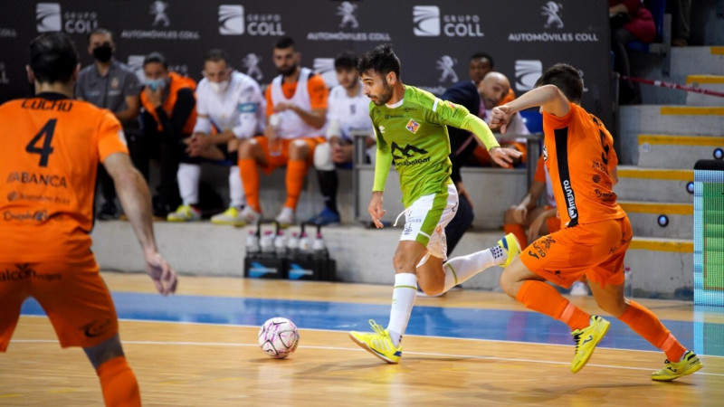 Eloy Rojas, del Palma Futsal, conduce la pelota ante Isma, del Burela FS