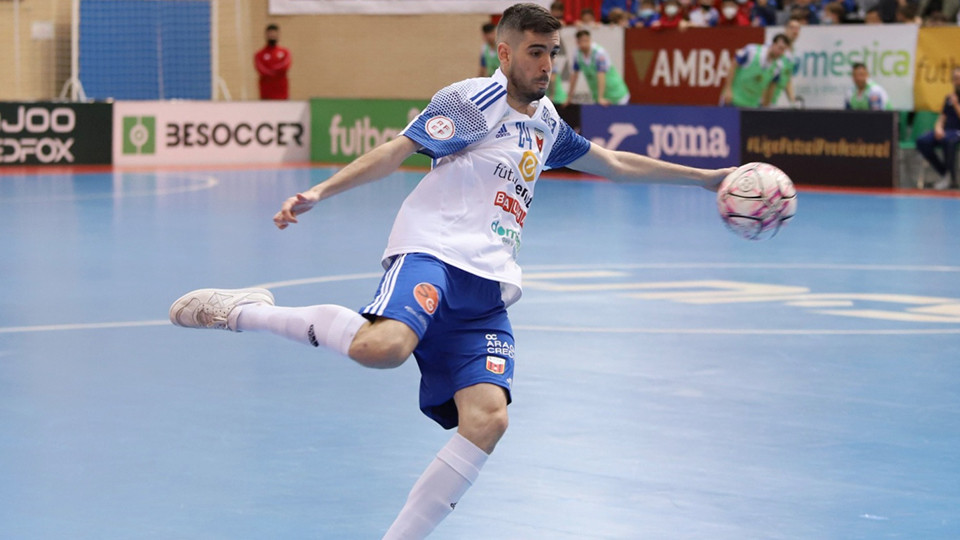 Adri Ortego, jugador del Fútbol Emotion Zaragoza (Fotografía: Jorge Vicioso)