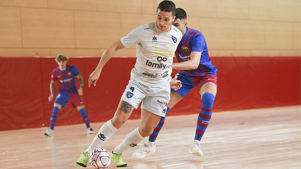 Rubi, de Alzira FS, controla el balón durante un partido