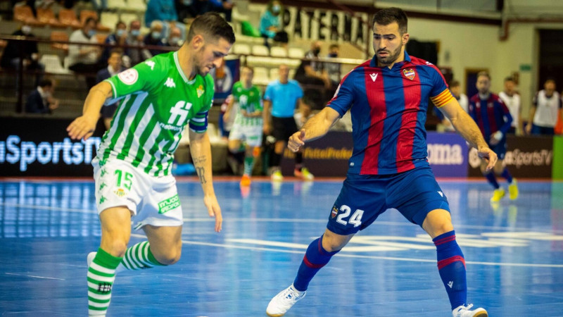 Pedro Toro, del Levante UD FS, presiona a Rubén Cornejo, del Real Betis Futsal