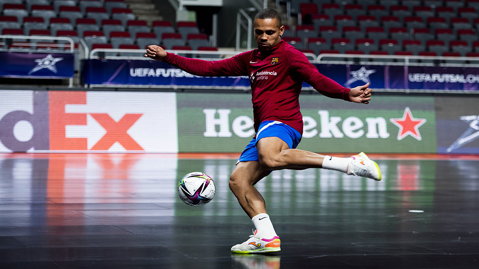 Ferrao sobre la pista del Arena Riga en el que se jugará la Final Four de la UEFA Futsal Champions League