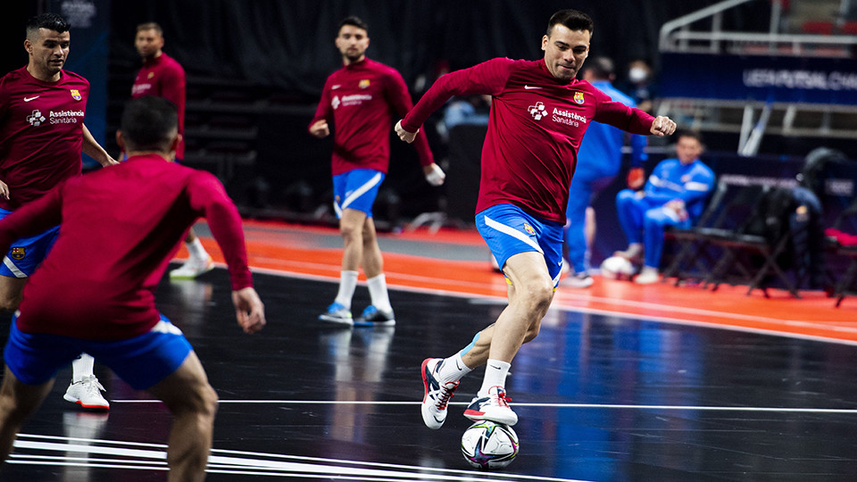 Sergio Lozano, capitán del Barça, sobre la pista del Arena Riga, en el que se jugará la Final Four de la UEFA Futsal Champions League