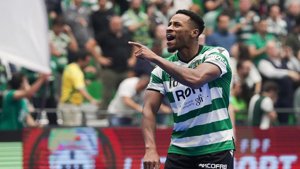 Pany Varela celebra un gol del Sporting
