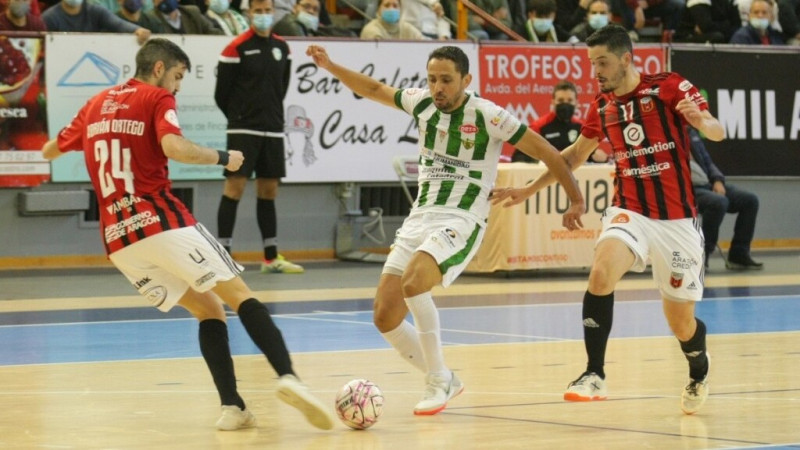 Disputa de balón entre Adrián Ortego, del Fútbol Emotion Zaragoza, y Caio, del Córdoba Patrimonio